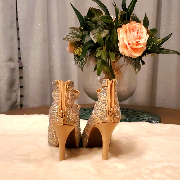 Gianni Bini Strappy Peep Toe Ankle heels size 5.5 M - Picture 2 of 7